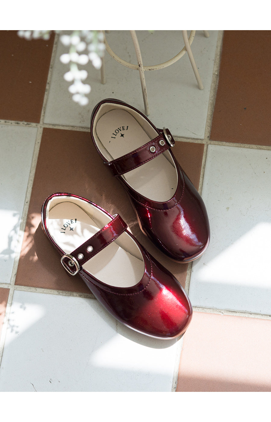 I LOVE J eylet flat shoes