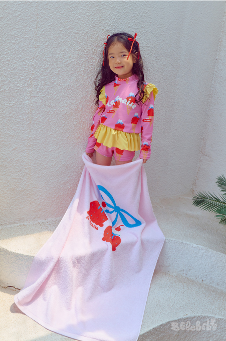 BEBEBEBE SUMMER Strawberry ice cream beach towel (PINK)