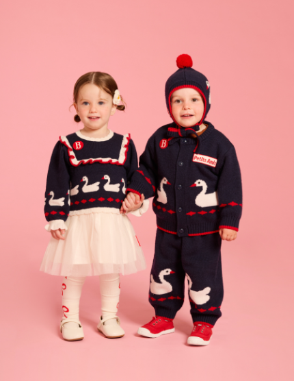 BEBE DE PINO Duck pompom sweater bonnet