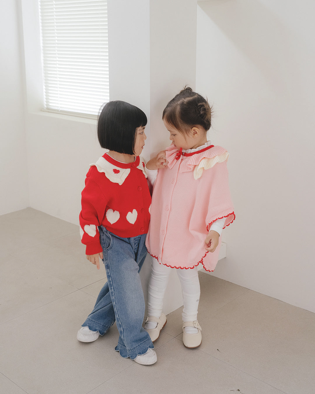 ROANJANE Fling knit cape