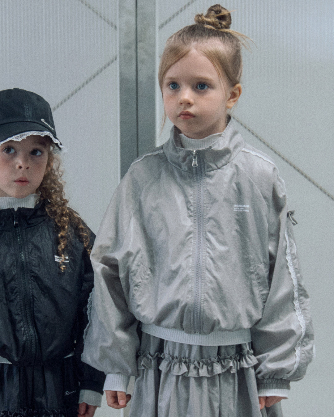ROANJANE Carry windbreaker jacket (Silver)